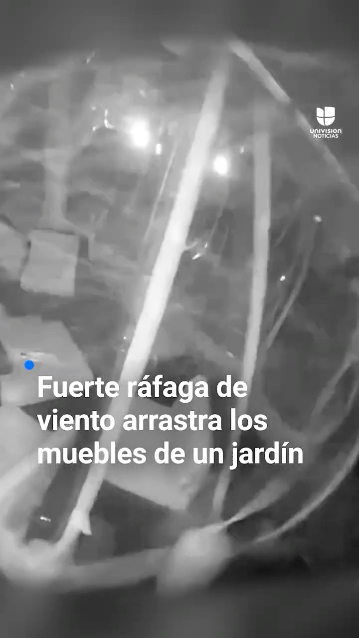 Fuerte ráfaga de viento arrastra los muebles de un jardín