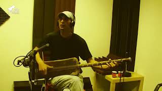 Gnawa de Marrakech Gast at Studio Culturhuis kanaleneliand play Gambri instrument marroco y’a molana