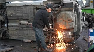 Der Prozess der Demontage und Verschrottung alter koreanischer Autos.