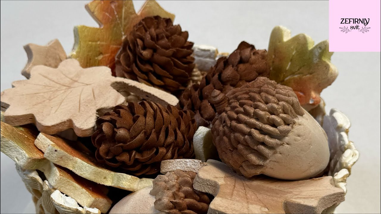 Жолуді. Шишки. Листя із зефіру в корзині із зефіру. 