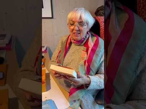 Claudia Roth unboxt mein Buch Wem soll ich das Päckchen als nächstes schicken?