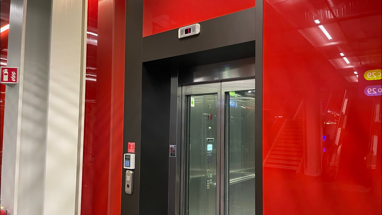 Kleemann traction lift / elevator - Schengen C gates - Keflavík Airport - Iceland