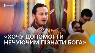 «Треба бачити їх емоції» - історія отця, що вивчив жестову мову і веде служби для нечуючих