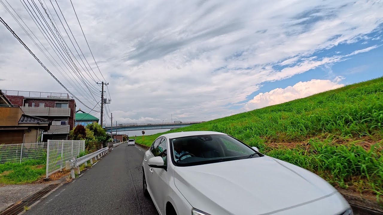 すれ違いギリギリの細い道を走行　Driving down a narrow road where vehicles barely pass each other