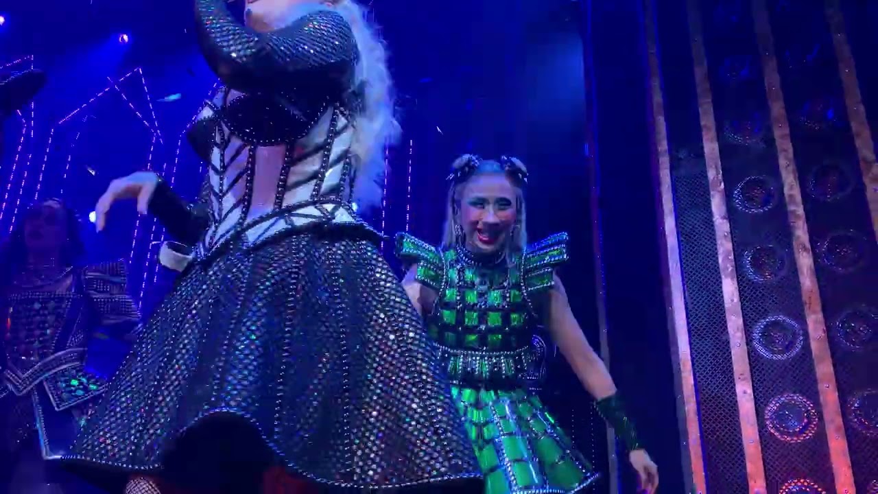 When we saw Six the Musical 🎤 👑💜