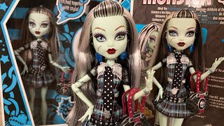 NEW MONSTER HIGH BOORIGINAL CREEPRODUCTION FRANKIE STEIN DOLL REVIEW | + comparisons to 2010 dolls