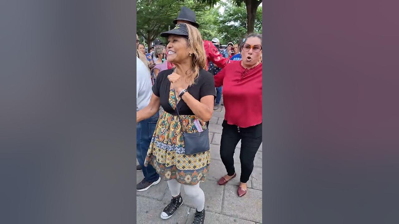 EL CATRIN Y LISSETH HABLAN EN INGLÉS A CAMAROGRAFO TURISTA YouTube