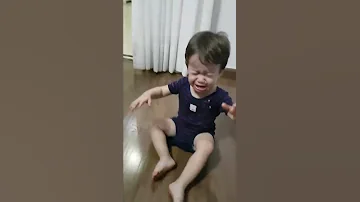 Bebê Ajudando A Mamãe Na Páscoa Com Os Chocolate 