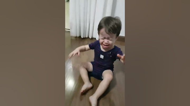Bebê ajudando a mamãe na Páscoa com os chocolate...