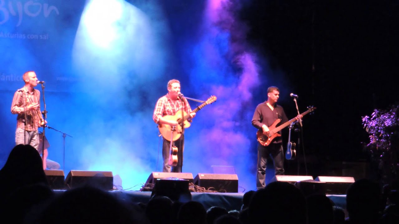 Concierto de Track Dogs. YouTube