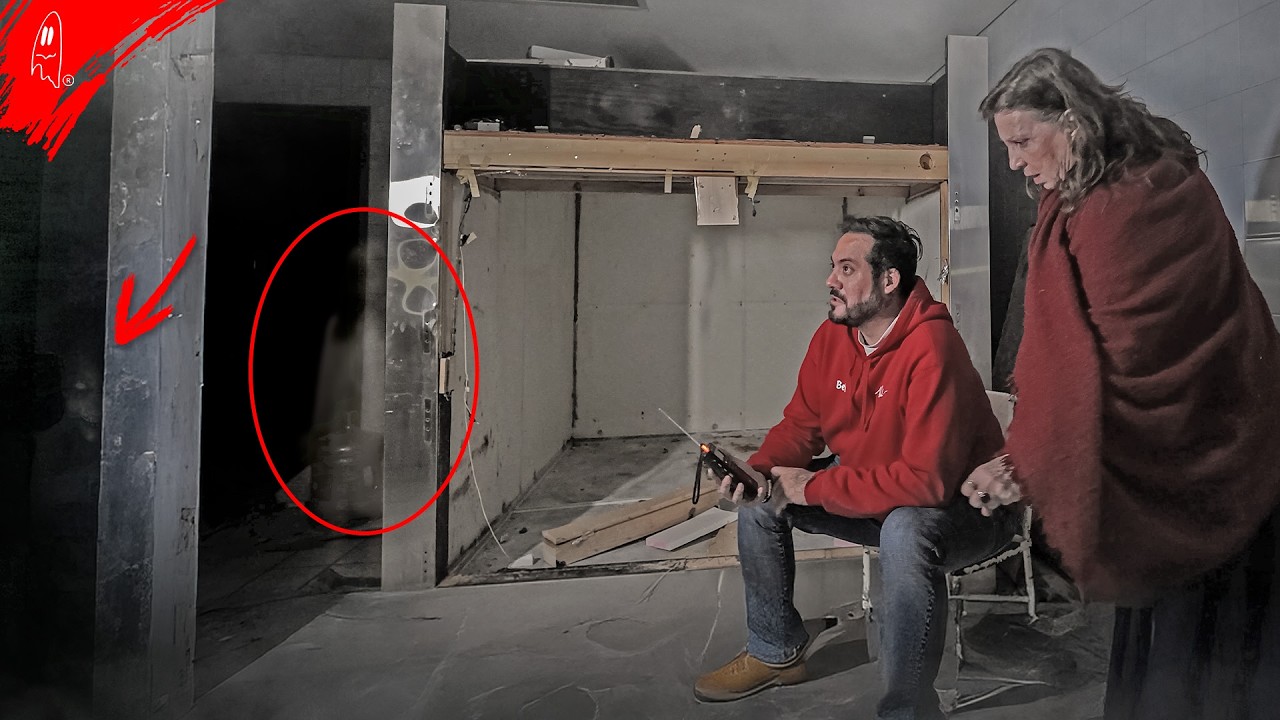 Мы ищем души больницы, которую скоро снесут.