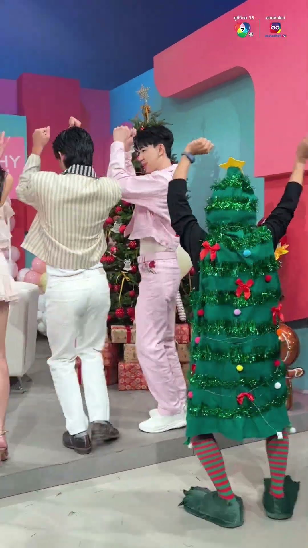 แก๊งโดเรม่อนมาเต้นต้อนรับเทศกาลคริสต์มาส