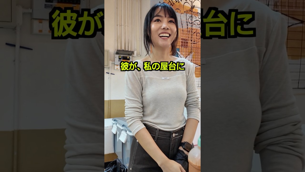 スリムで美しいタイの屋台の女性は、ハンサムな日本人男性に惹かれ、彼のために飲み物代を代わりに支払った