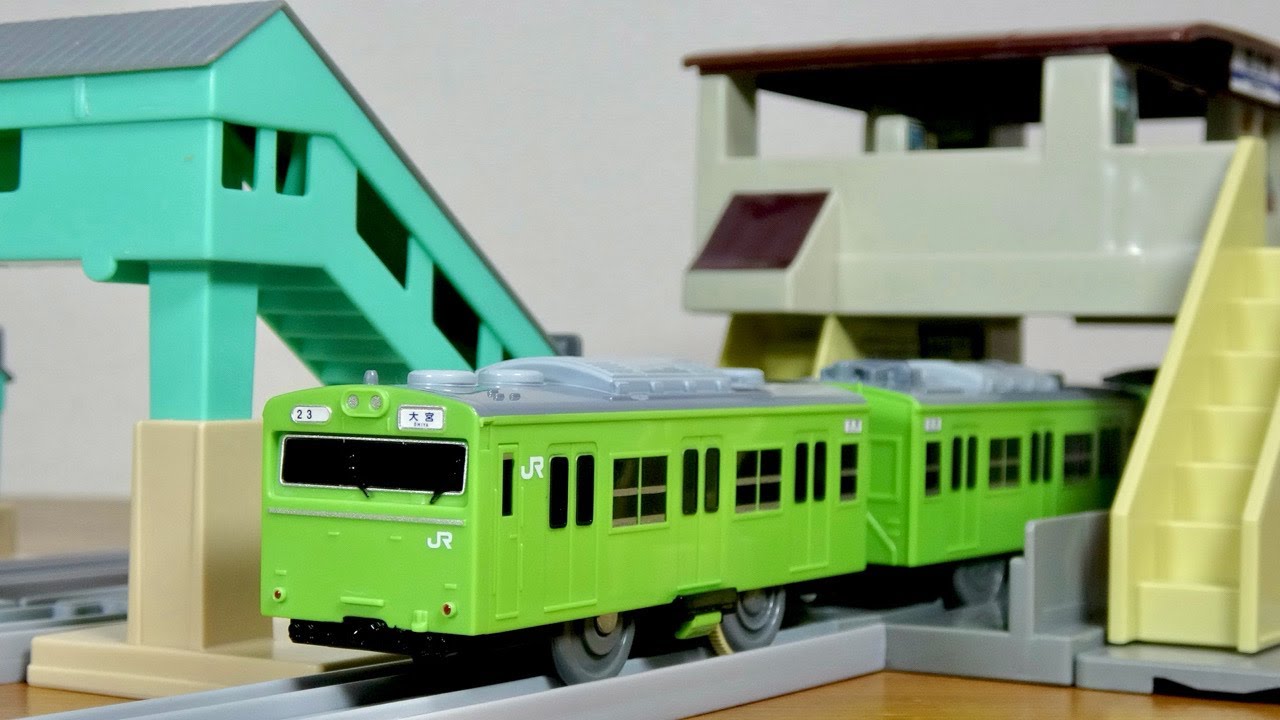 １０３系にこの情景 最高ですね☆プラレール 103系埼京線・橋上駅舎と跨線橋キット 令和に降り立ったレトロ感あふれる新作プラレール