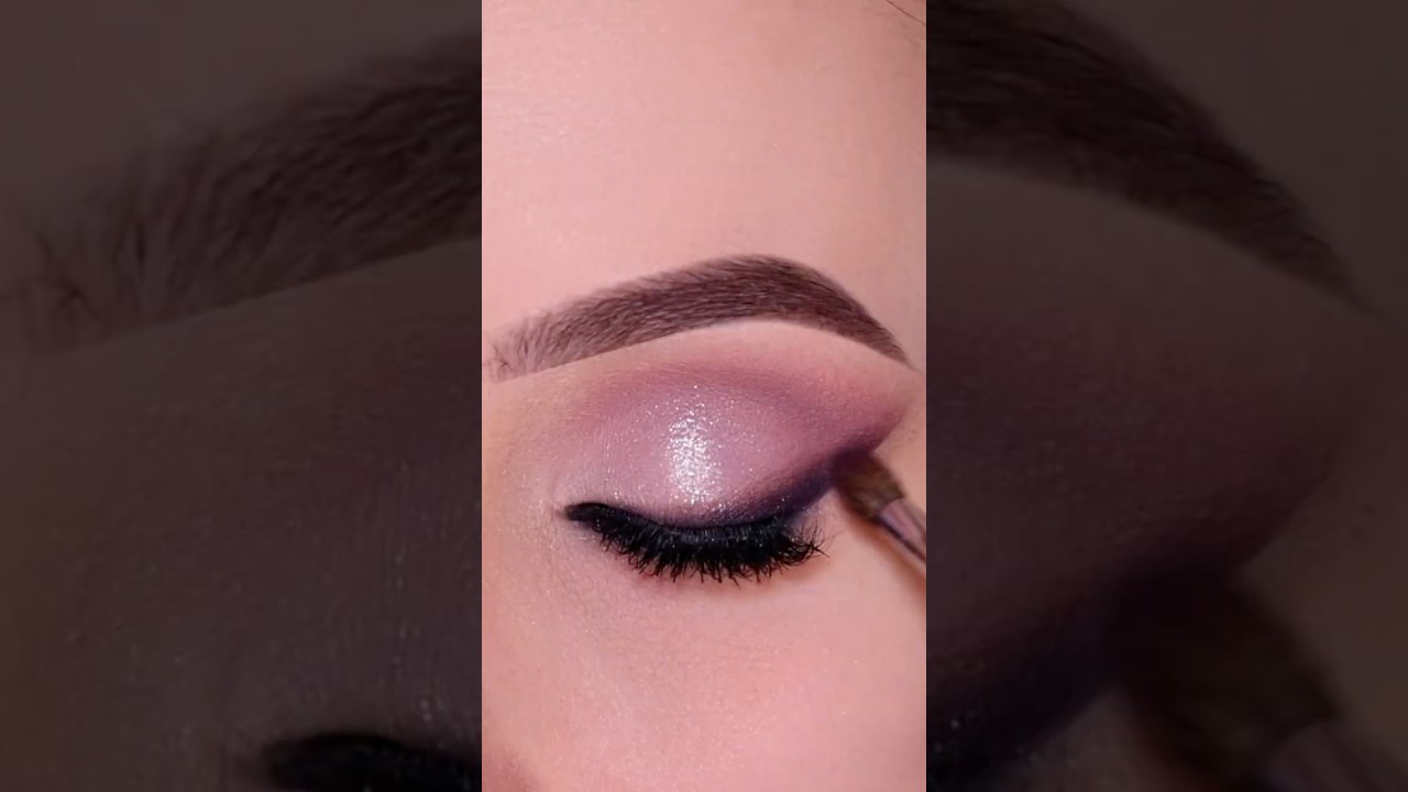 Don't Miss Out on this Sparkly Mauve Eye Makeup 🖤✨ 