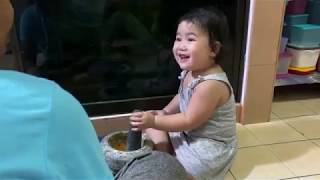 Aksi Comel Anak Johan Moleiq Curi Tumpuan Netizen. Menumbuk Sambil Membebel Macam Mak-Mak Kat Dapur.