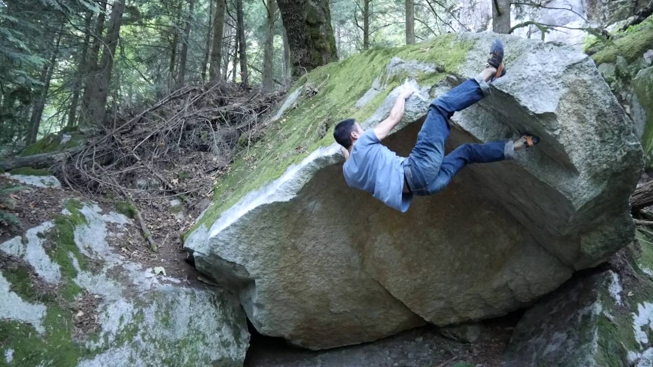 Squamish Bouldering: Ramen Raw (V7)