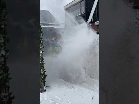 Raadslid Frank Jonk (CDA) meteen in actie met sneeuwmachine