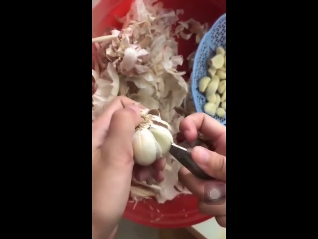 Вирално видео: Како најлесно се лупи лук?