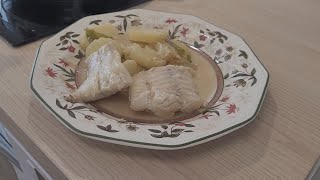 Pescado con patatas, cebolla y pimiento