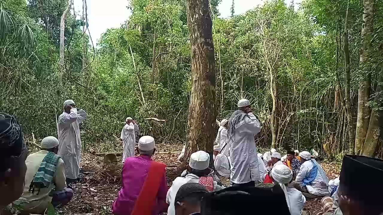 Proses Penebangan Tiang Alif Mesjid Nur-Hamza Desa Ulima