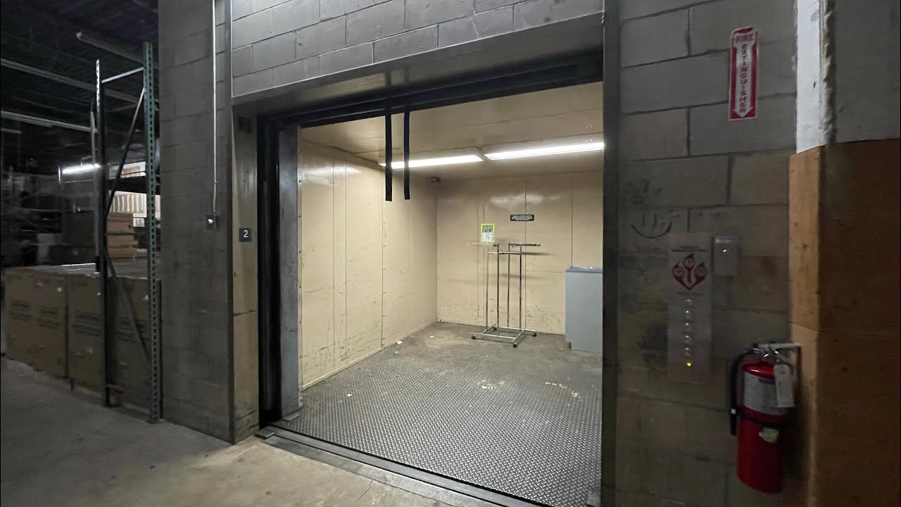 Funny Buzzer! Modded Montgomery Hydraulic Freight Elevator @ Sears - The Florida Mall in Orlando, FL
