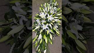 Creating a classic white lily funeral spray #funeralarrangements #florist #funeralflowers