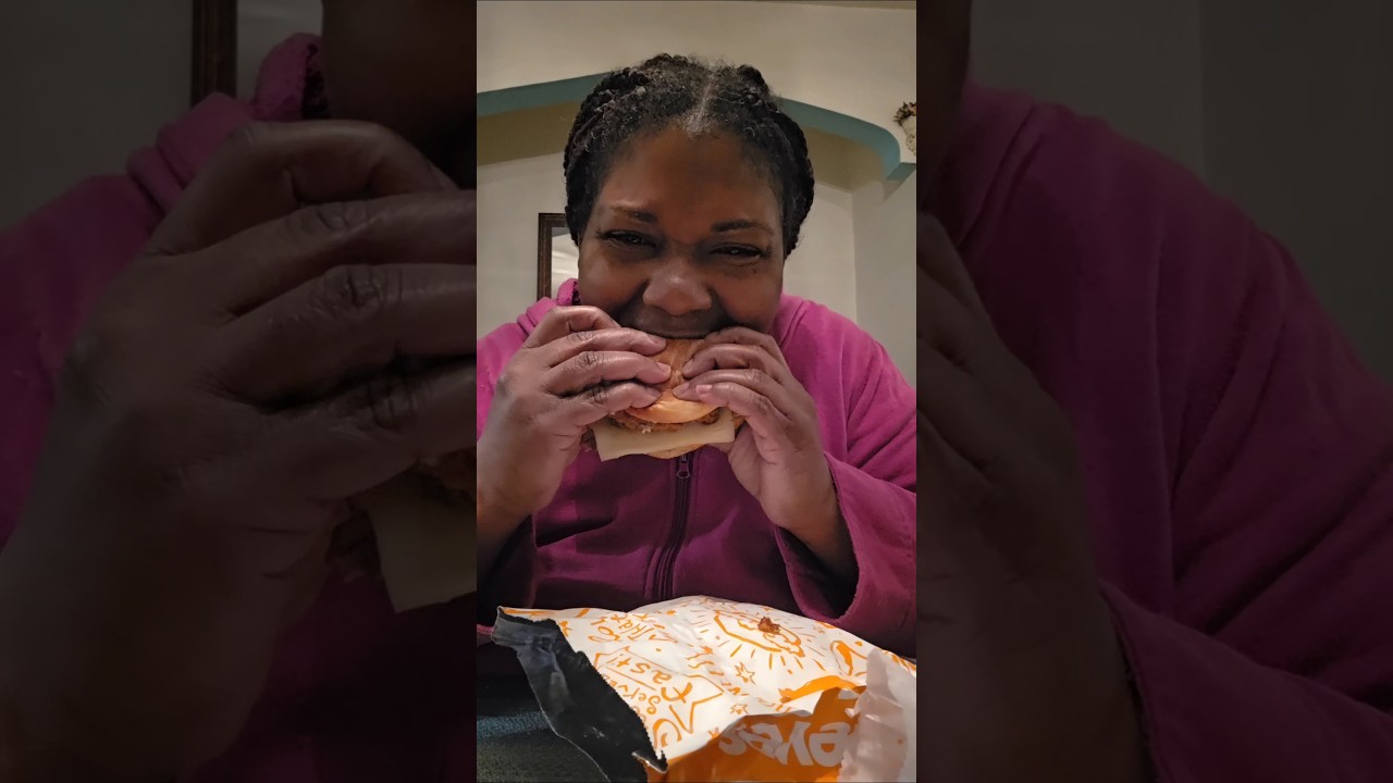 Обзор блюда "Бекон и сыр" из Popeyes