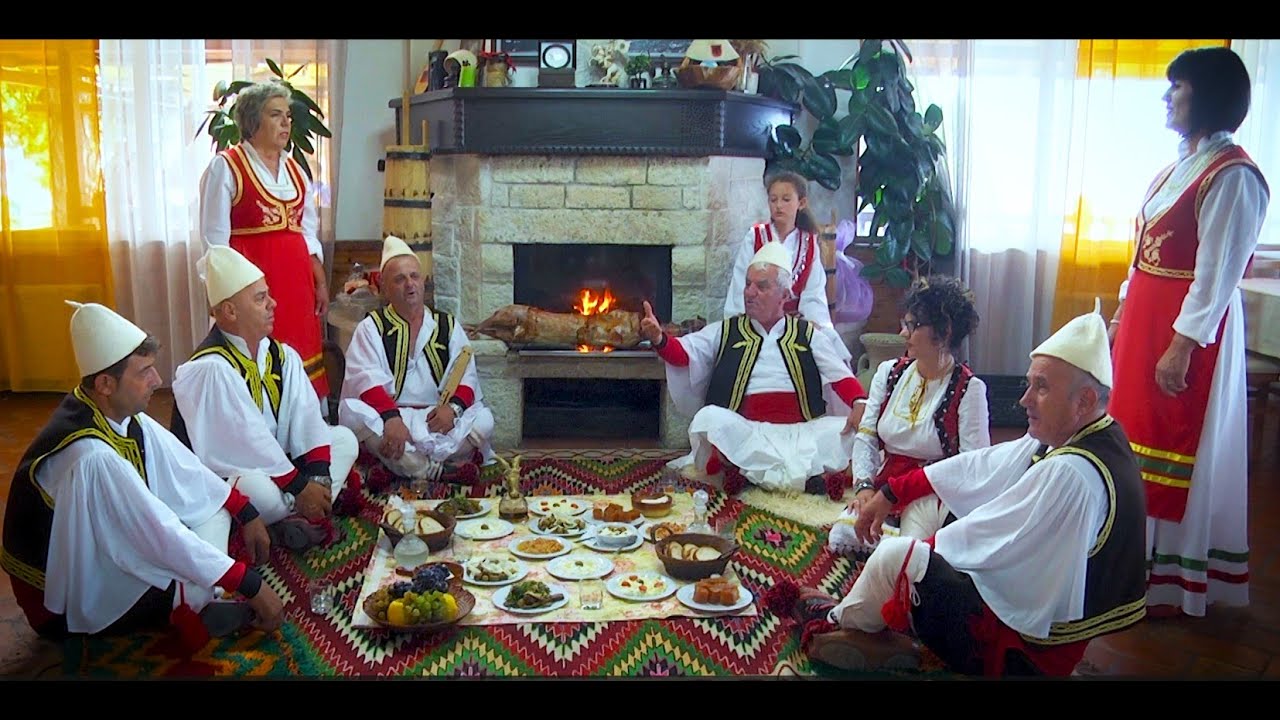 Labëri sofër shtruar. Albumi i IV me këngë. Grupi lab Rromës. Audio: A.Dhamo. Video-sponsor: E.Gjoka