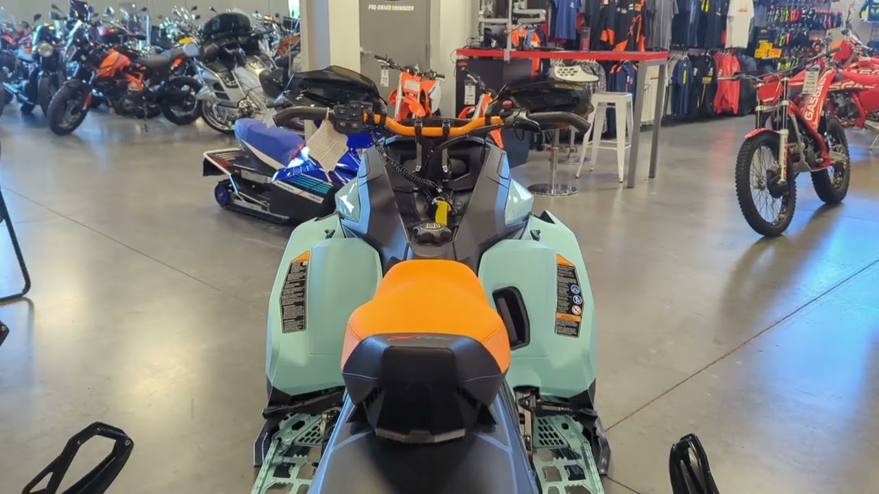 2024 Ski-Doo Backcountry X-RS Rotax 850 E-TEC 146 ES in Neo Mint.