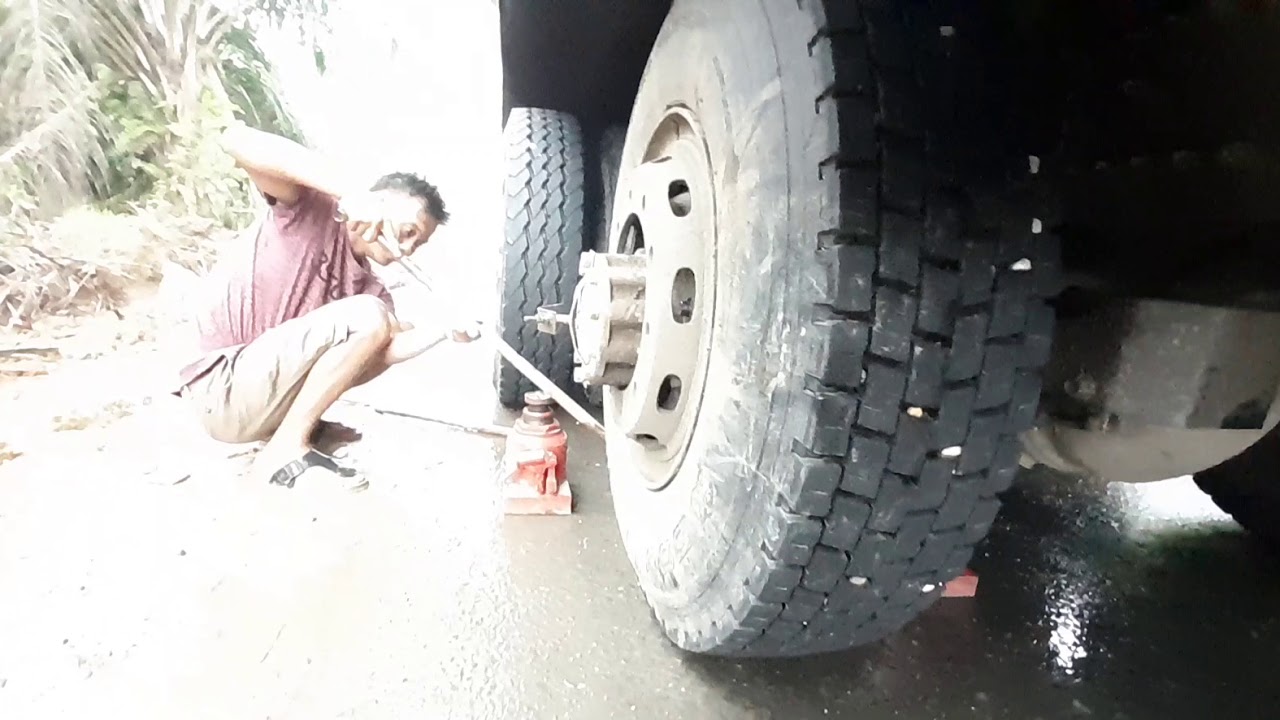 Aris keling di salip ban nya sendiri
