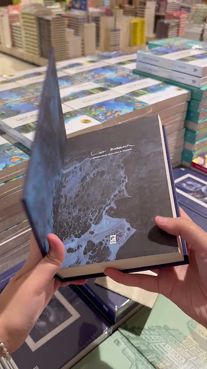 Perbedaan Laut Bercerita soft cover dengan hard cover! #shortvideo #fyp #lautbercerita