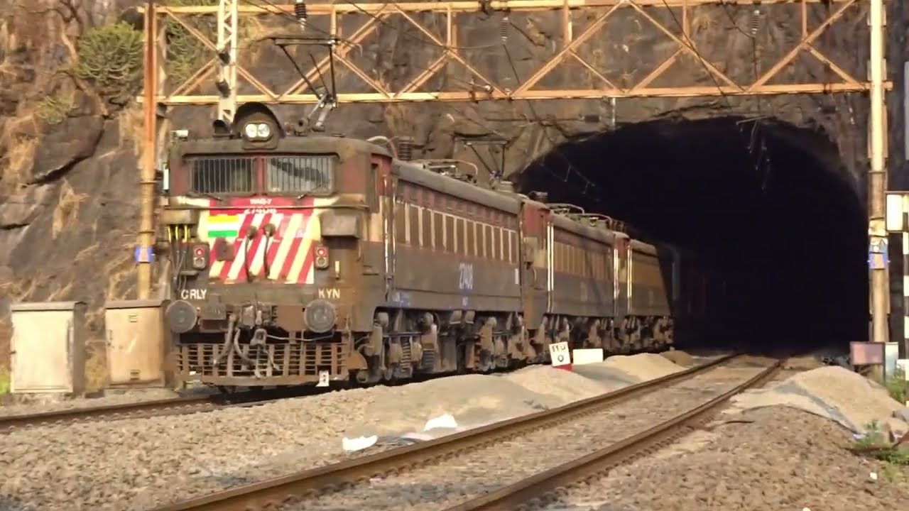 Hyderabad Express halted while Climbing Bhor Ghat