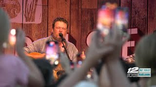 Blake Shelton hosts free performance at his Tishomingo bar