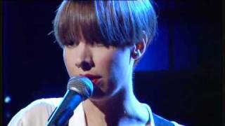 Britta Persson - Toast To M (Live Nyhetsmorgon 2010)