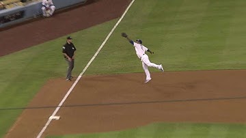 ARI@LAD: Uribe leaps to make a nice grab on a liner