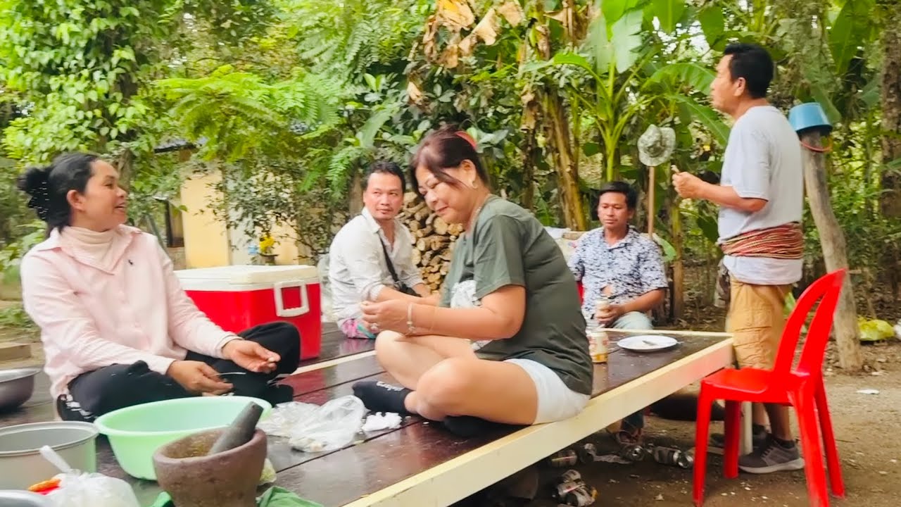 Dinner tonight was delicious—we enjoyed a meal of duck samlor and savory Samlor Prahur