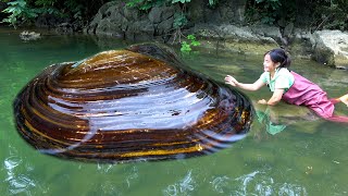 Gently touching the river clam, you can hear the sound of pearls. You've made a big profit this time
