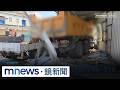 砂石車撞進鐵皮屋卡太緊　屋主被迫拆屋移車損失慘｜#鏡新聞