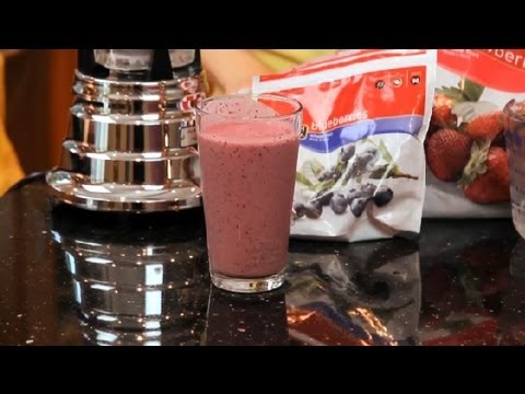 how-to-make-a-gourmet-berry-smoothie-at-home-:-making-smoothies