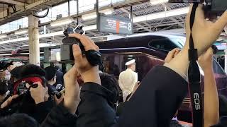 盛大な出発式あり！【東京駅開業110周年記念号団臨(びゅう主催)往路】E655系なごみ(和)編成が団体幕で警笛を鳴らして東京駅8番線を発車するシーン(9023M)2024/12/21