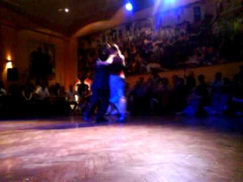 Andrea Missé y Javier Rodriguez bailan "Café Dominguez"