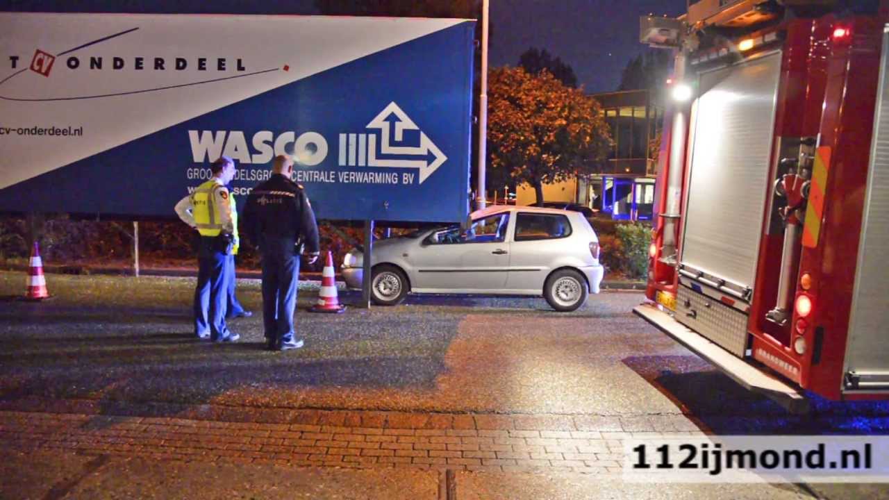 Auto klapt tegen afzetcontainer op het Duiveland in Beverwijk