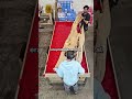 Camerieri che grattugiano il formaggio finché i clienti non dicono basta: qual è il periodo più...?