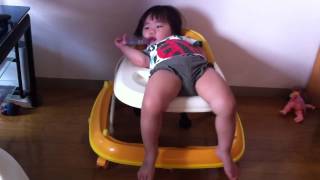 歩行器をふてぶてしく乗るiroha 2歳2ヶ月