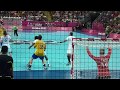ハンドボールGKがナイスセーブで敵に背を向けて喜ぶ