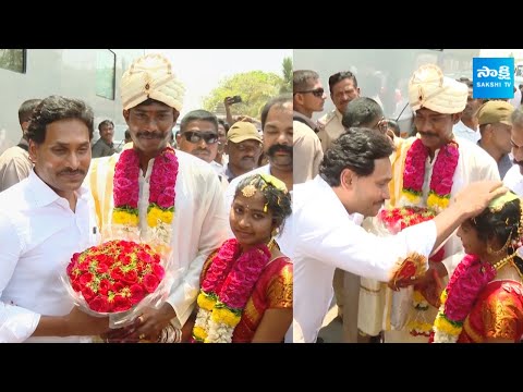 CM Jagan Bless Newly Wedded Couple At Yerra Kuntla | Memantha Siddham Bus Yatra | @SakshiTV - SAKSHITV
