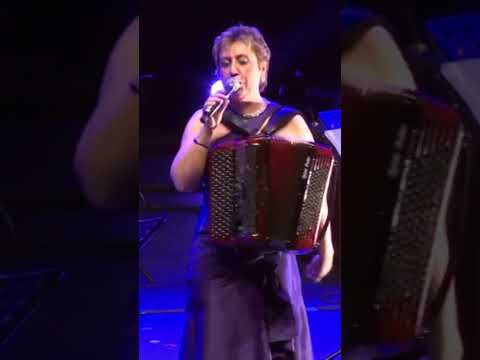 Parisian Folk Music Takes the Olympia Stage by Storm!