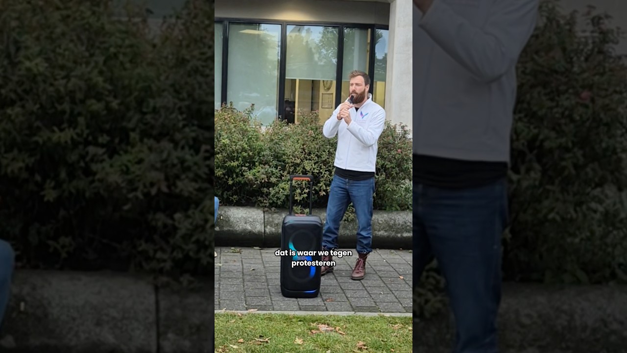 Fractievoorzitter Tom van Lamoen spreekt tijdens de demonstratie in Amersfoort Vathorst 