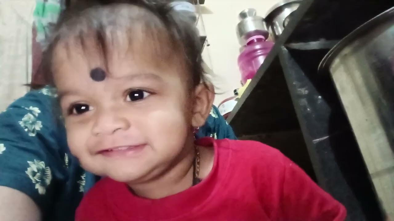 सकाळची स्वयंपाकाची गडबड कपडे ठेवायला कुठे कुठे चढावं लागतं बापरे..!